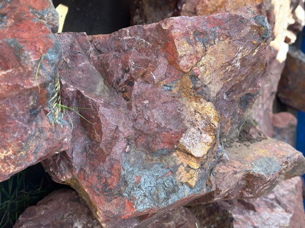 Камни для ландшафтного дизайна красно-фиолетовые 10-60 килограмм купить в Верещагино