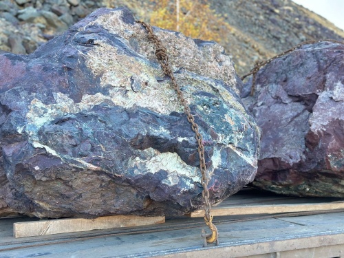 Огромные красно-фиолетовые валуны для ландшафтного дизайна весом более 5 тонн купить в Верещагино