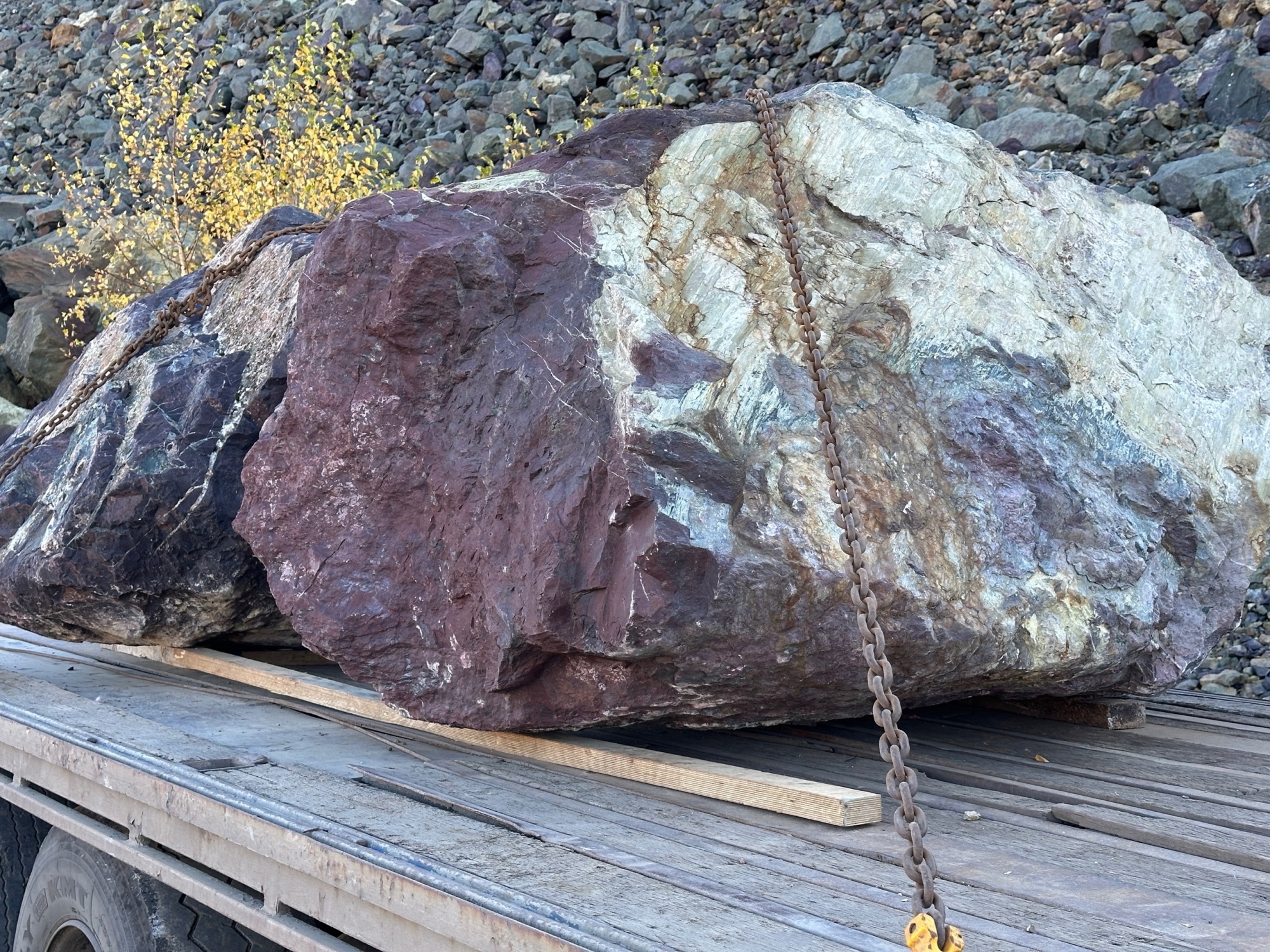 Огромные красно-фиолетовые валуны для ландшафтного дизайна весом более 5 тонн купить в Верещагино