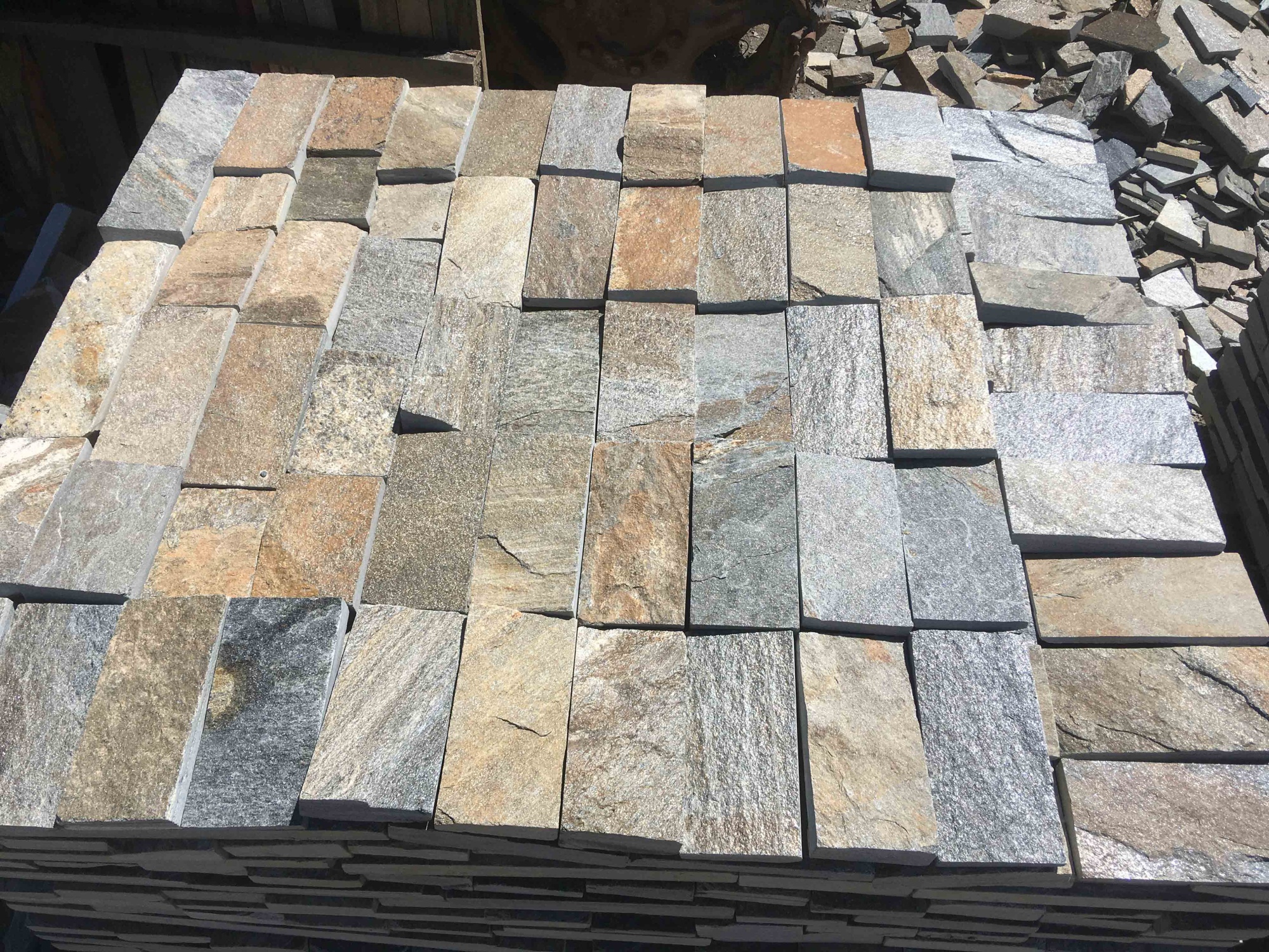 Плитка пилёная златолит Уральский для фасада купить в Верещагино