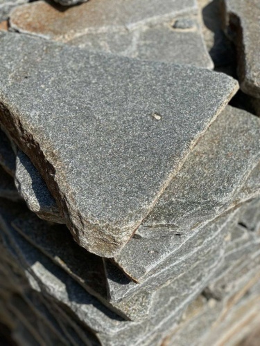 плитняк златолит серебристый галтованный