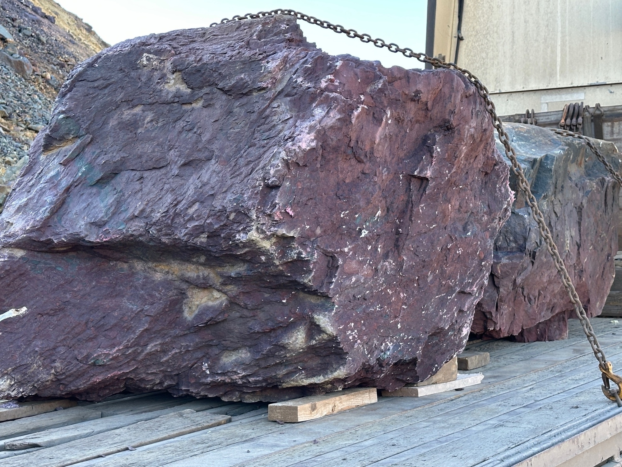 Огромные красно-фиолетовые валуны для ландшафтного дизайна весом более 5 тонн купить в Верещагино