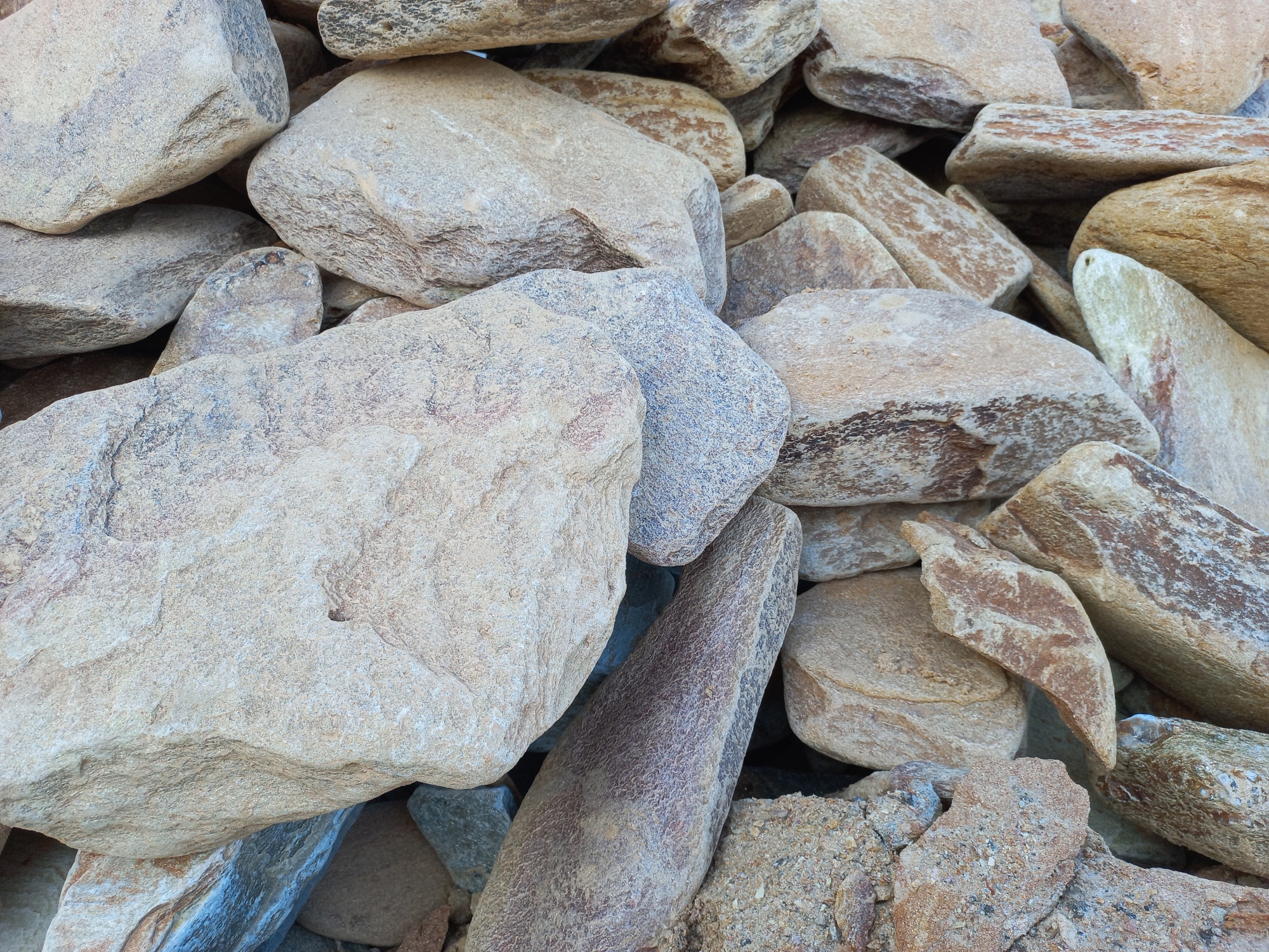 Златолит жёлтый, жёлто-зелёный глыбки и валуны для ланшафтного дизайна купить в Верещагино