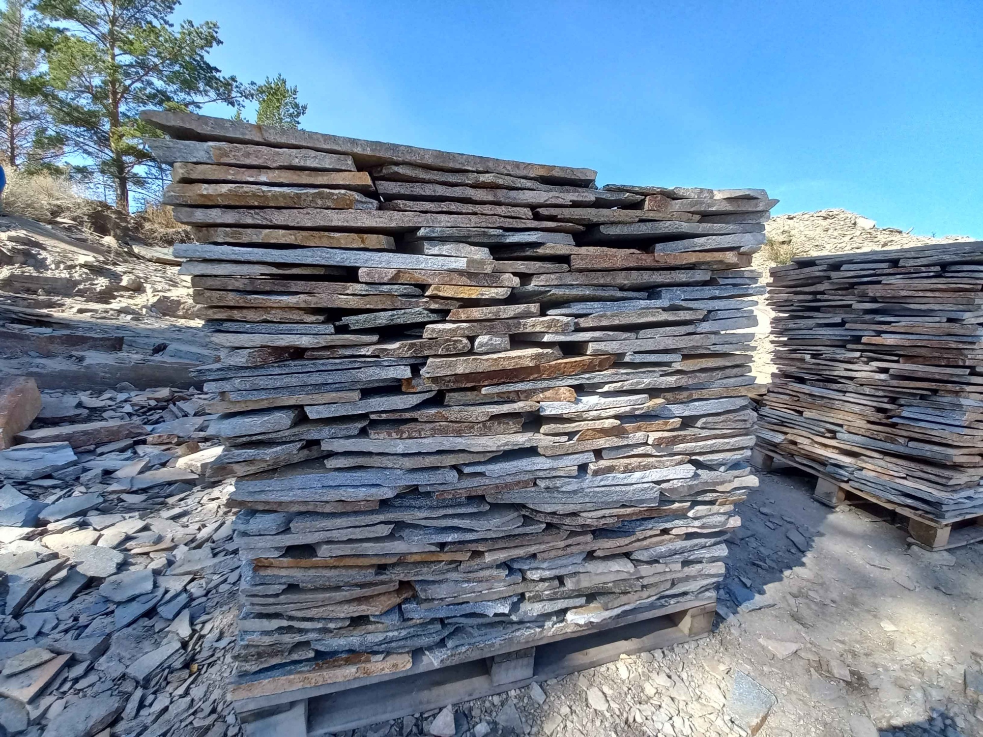 Плитняк златолит серебристый для фасада купить в Верещагино