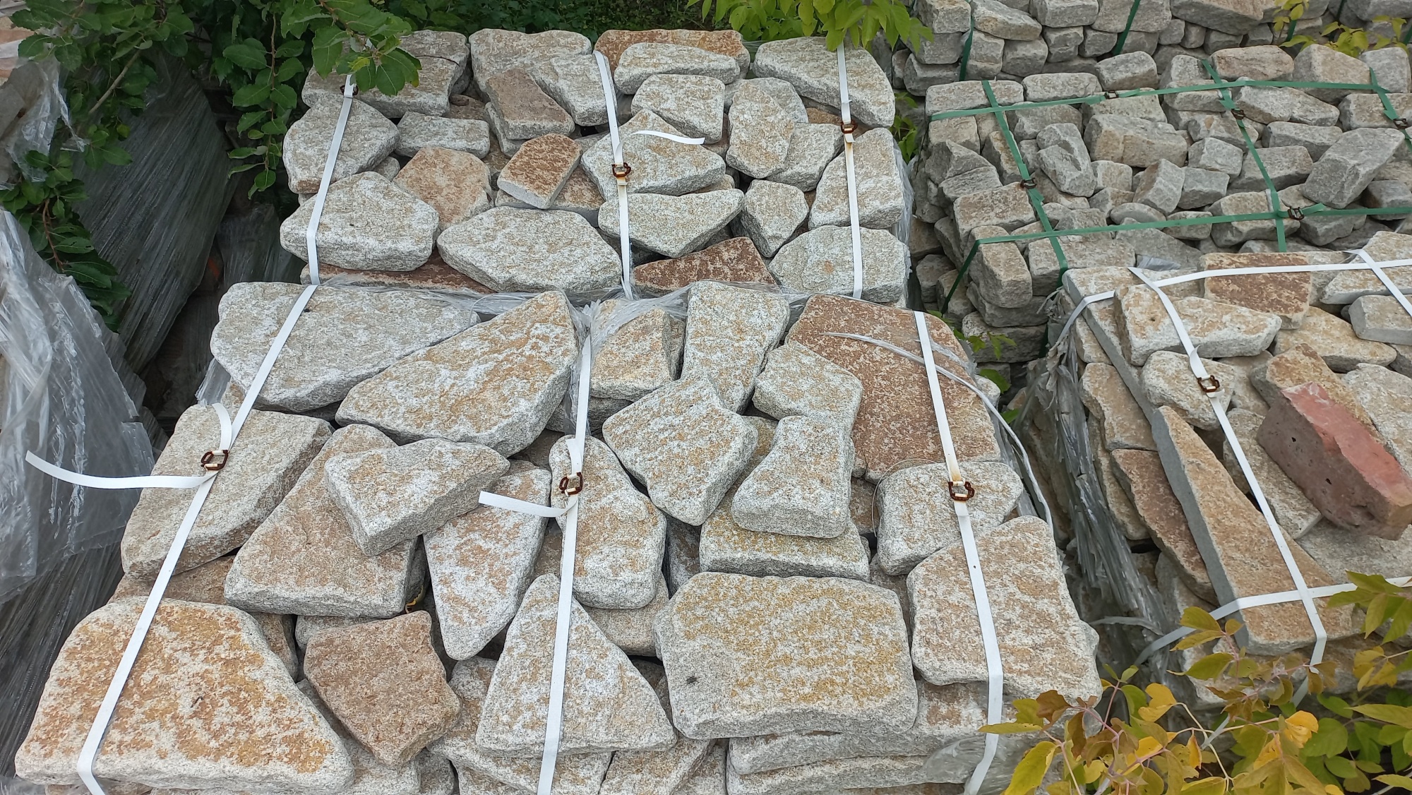 Гранитный плитняк галтованный для мощения купить в Верещагино