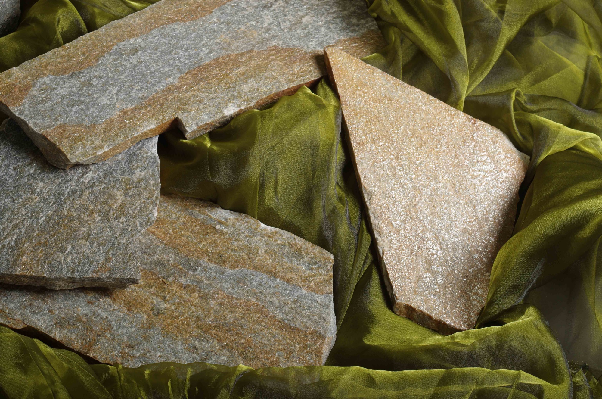 Плитняк златолит Уральский для цоколя, отмостки купить в Верещагино