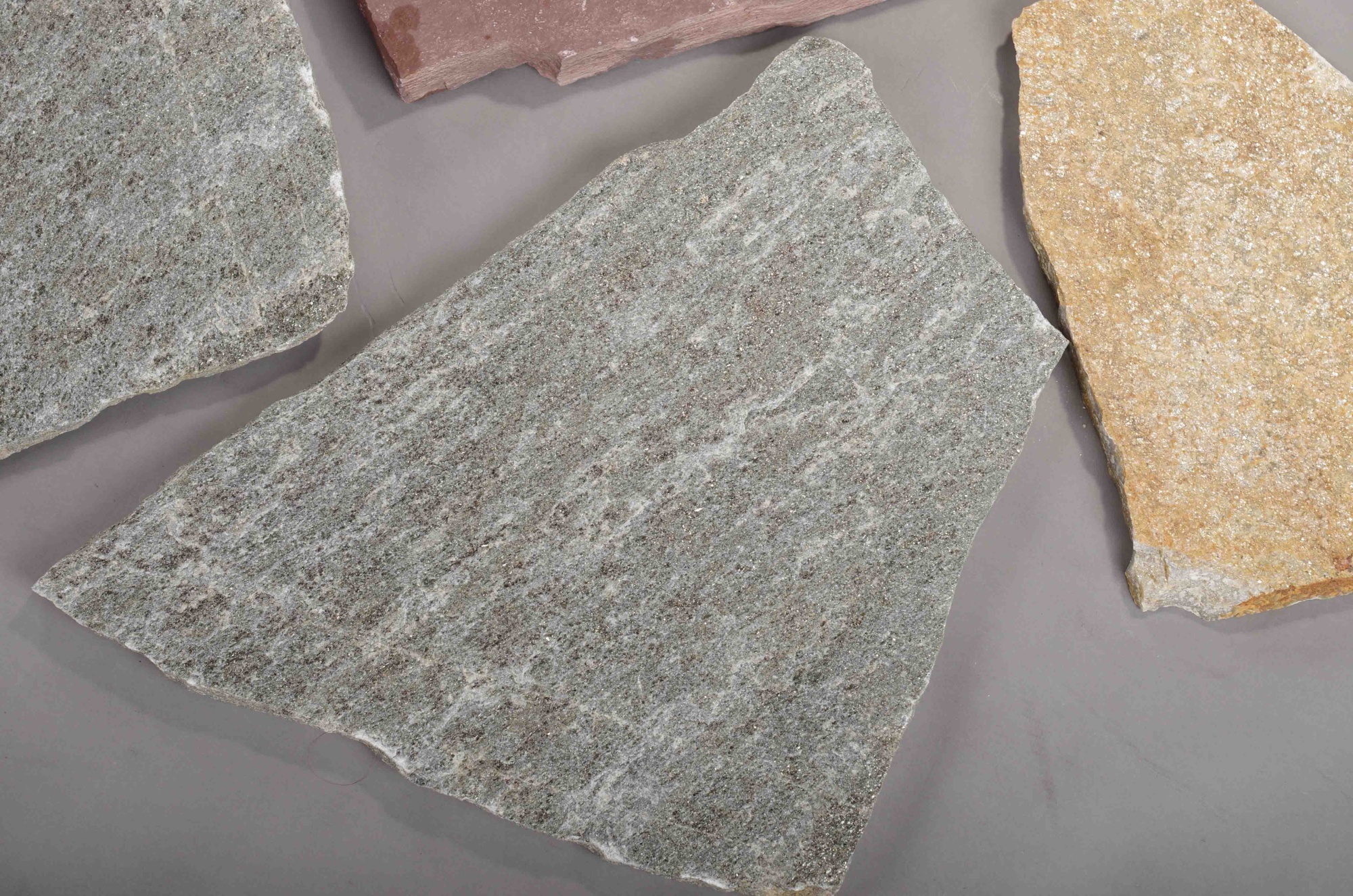 Плитняк златолит Уральский для цоколя, отмостки купить в Верещагино